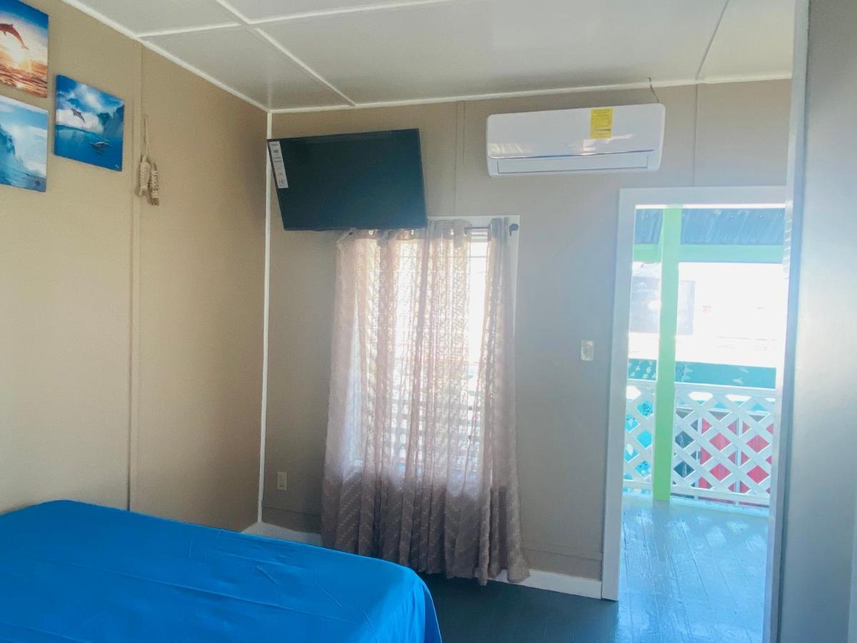 Blue Sky Rentals Utila Exterior photo